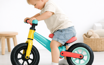 Jaki rower dla 2 latka – biegówka czy trzy koła? Sprawdź, co najlepiej rozwinie balans malucha