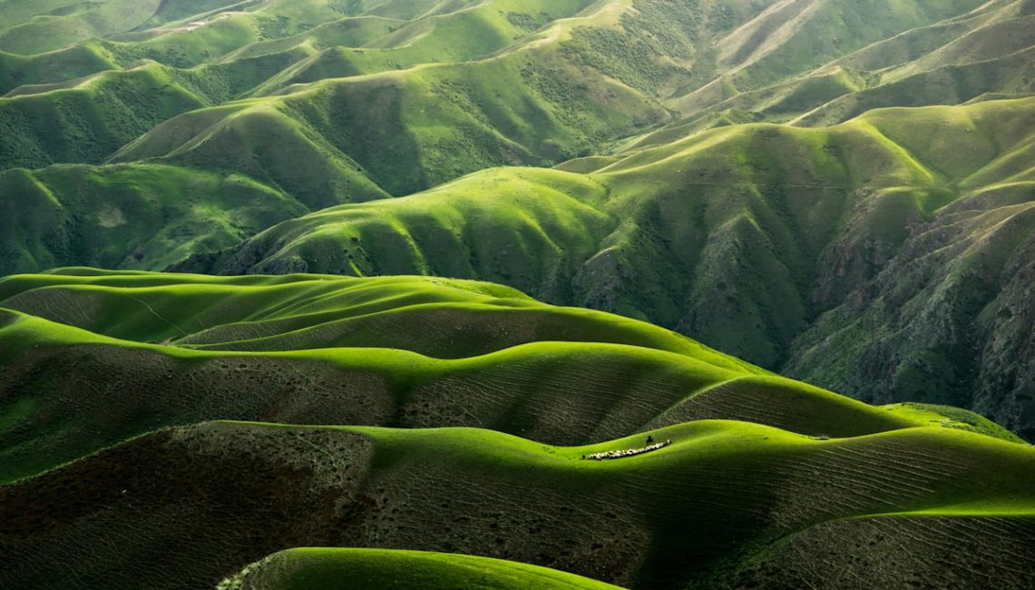 Rowerzysta z bikepackingiem na tle górskiego krajobrazu