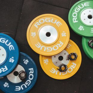 Rower trekkingowy na polskiej drodze w lesie