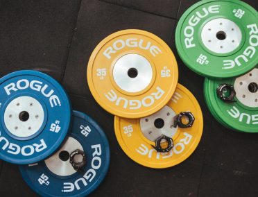 Rower trekkingowy na polskiej drodze w lesie