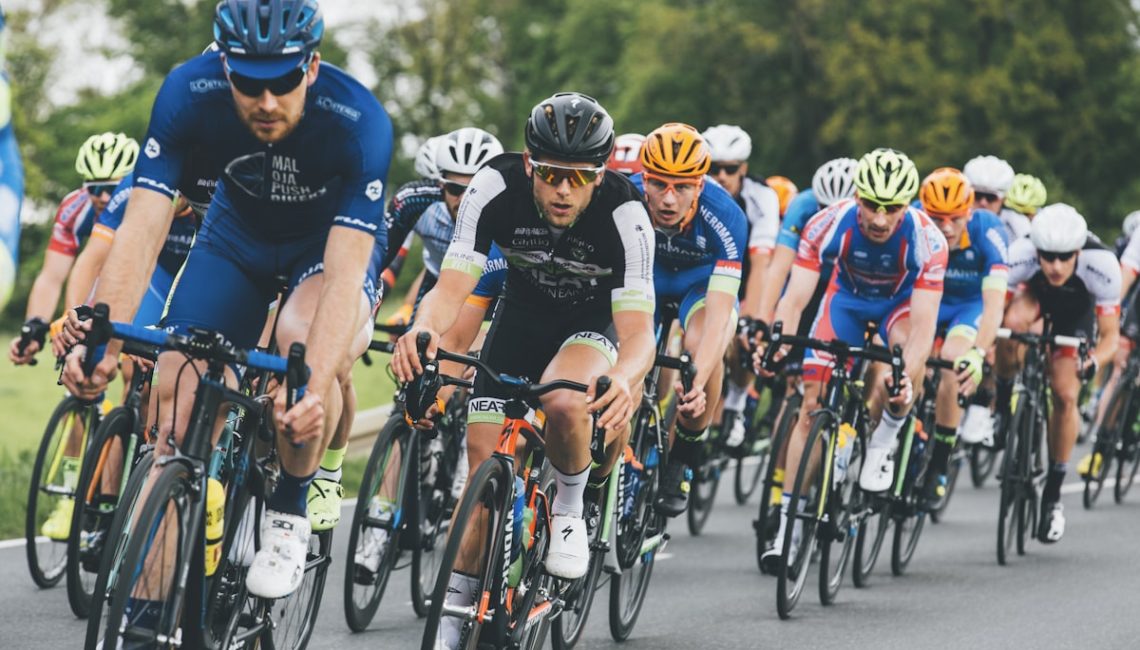 Rowerzysta jadacy przez miasto do pracy