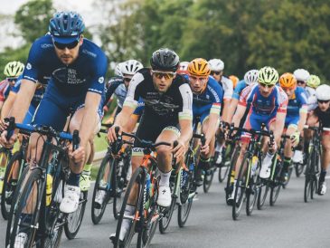 Rowerzysta jadacy przez miasto do pracy