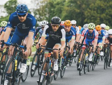 Rowerzysta jadacy przez miasto do pracy