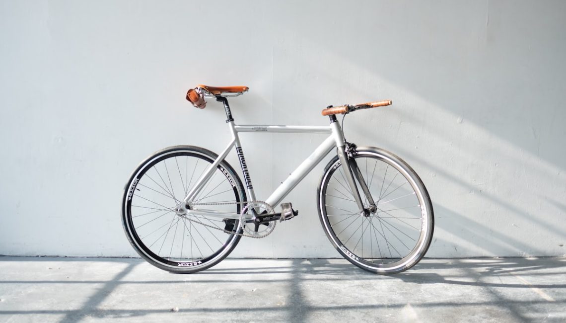 Rower elektryczny e-bike na ulicy miasta
