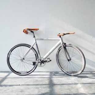 Rower elektryczny e-bike na ulicy miasta